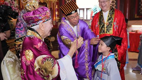 嗇色園黃大仙祠第七度舉辦開筆禮  150名學子獲啟蒙開智  學習修身立德