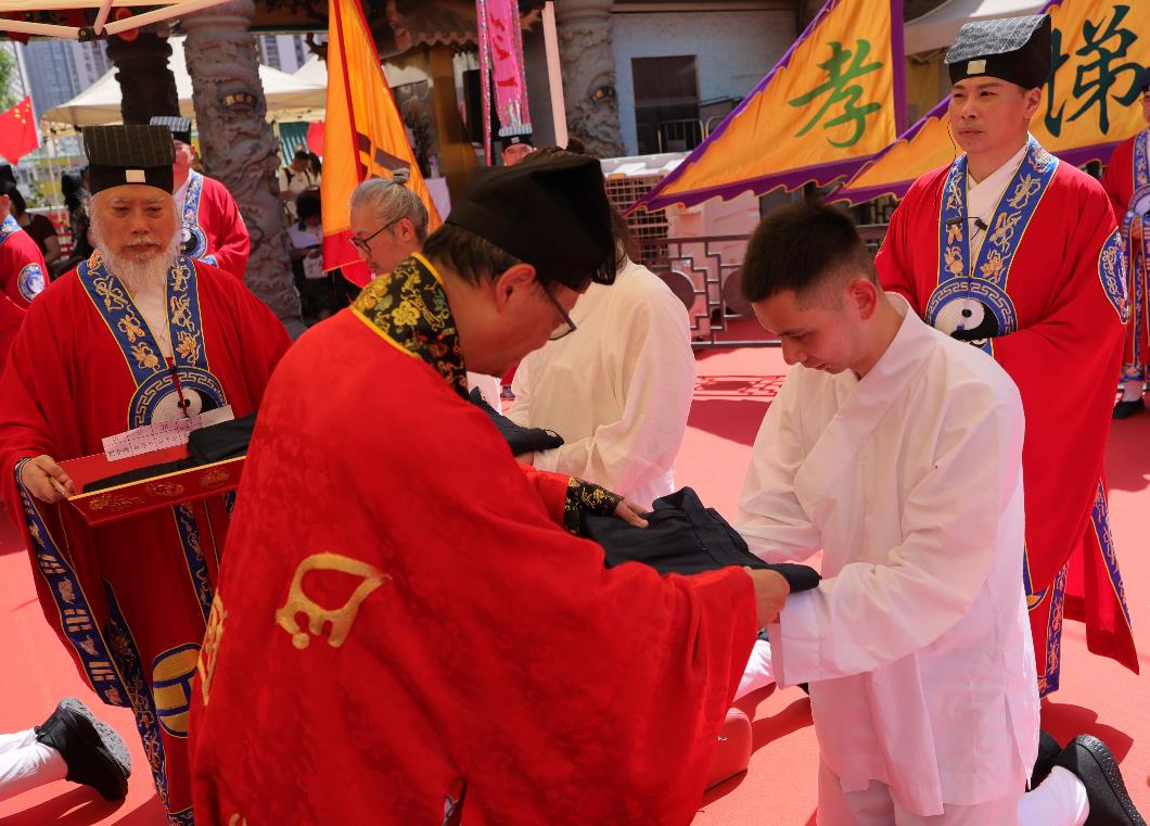 3-由監度師梁宇華(群知)道長向戒子授袍