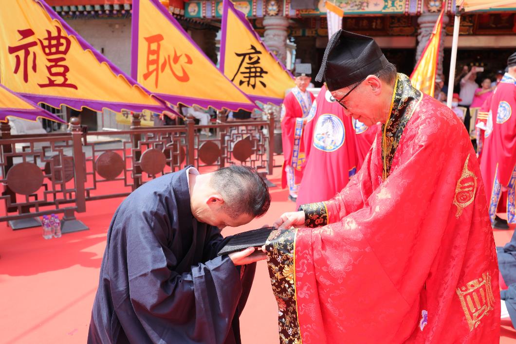 4-證盟師馬澤華(華知)道長向戒子授予道冠