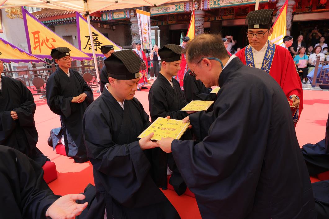 5-保舉師譚偉倫教授向戒子頒授度牒