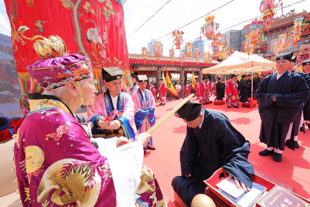 6-戒子左手按道釋儒三教經典及全真清規，由主科李監院以清規戒尺授戒