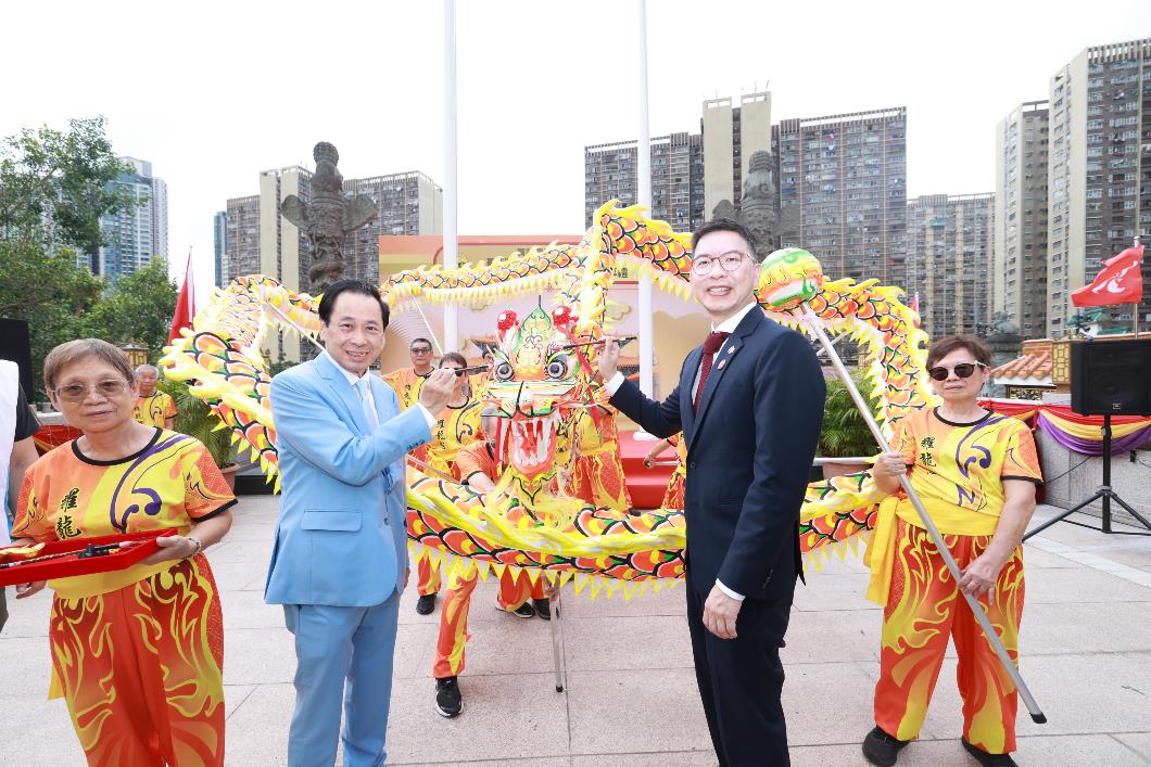 主禮嘉賓為金龍點睛及簪花掛紅。