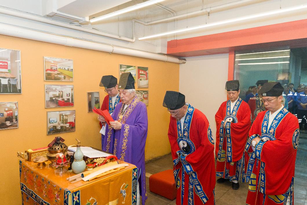 嗇色園黃大仙祠李耀輝義覺監院親自率領一眾經生到九巴四大車廠進行「仙