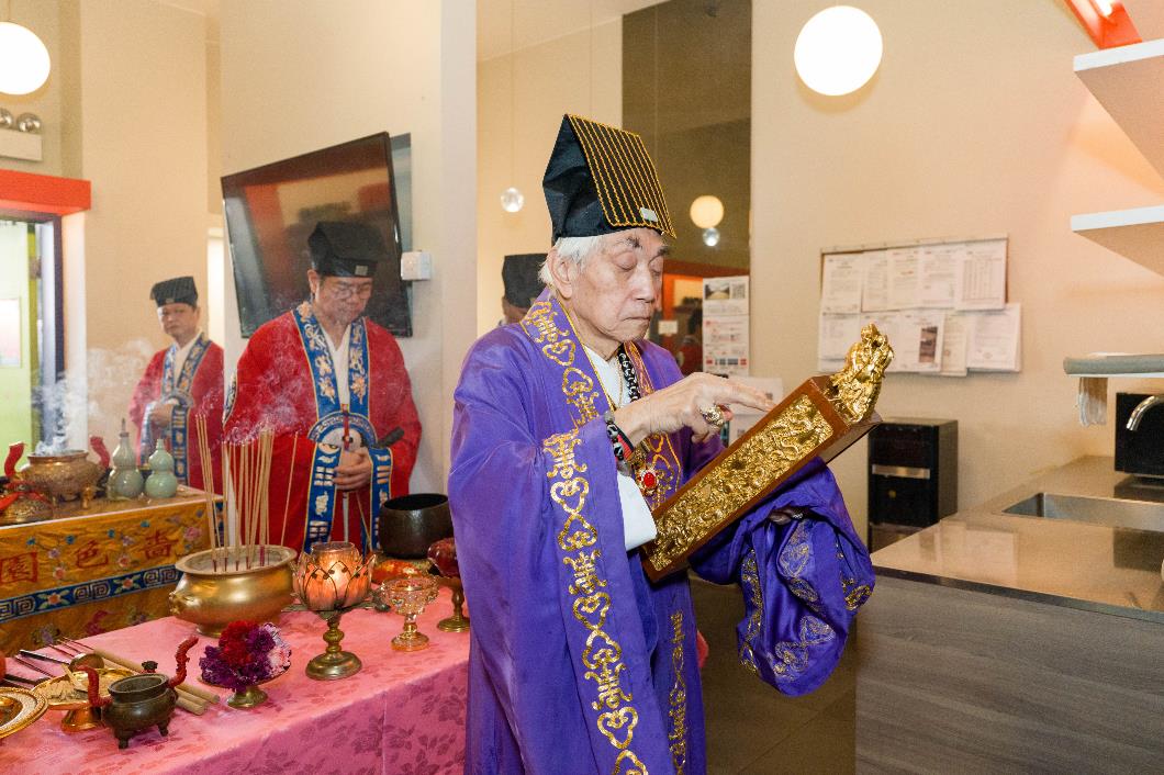 嗇色園黃大仙祠李耀輝義覺監院親自率領一眾經生到九巴四大車廠進行「仙