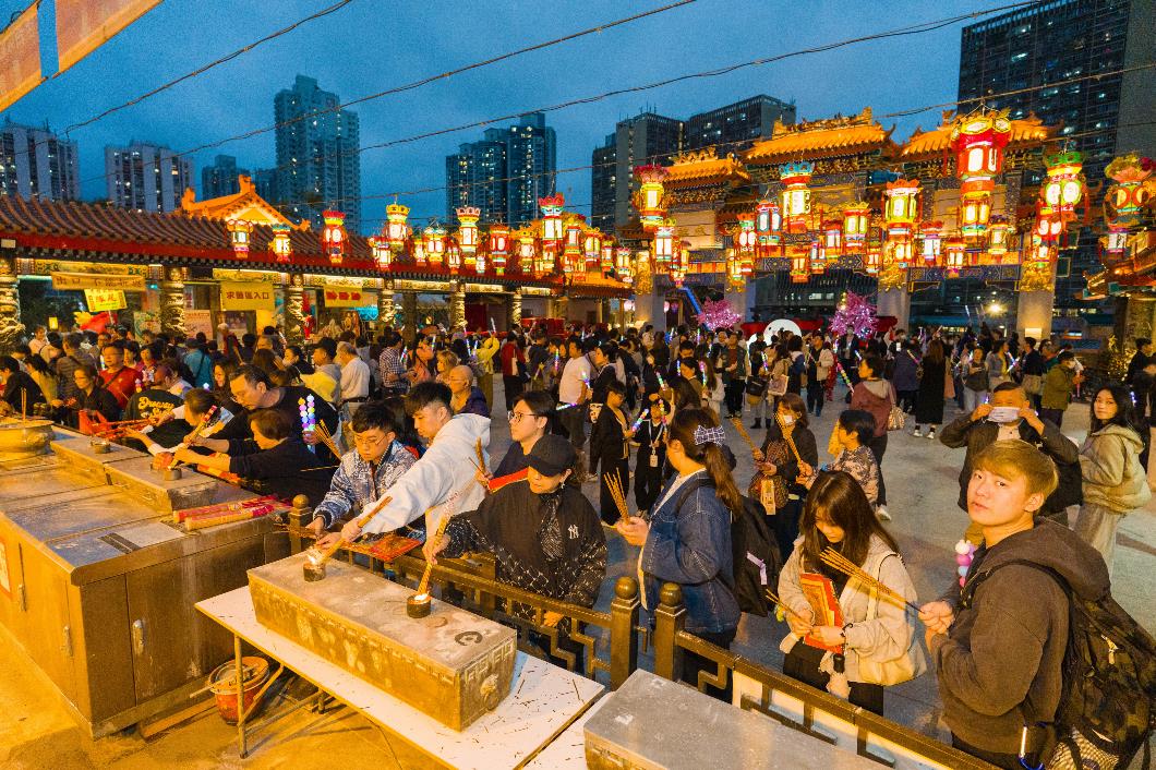 圖二︰元宵晚會吸引不少善信入園，感受黃大仙祠晚間氣氛。