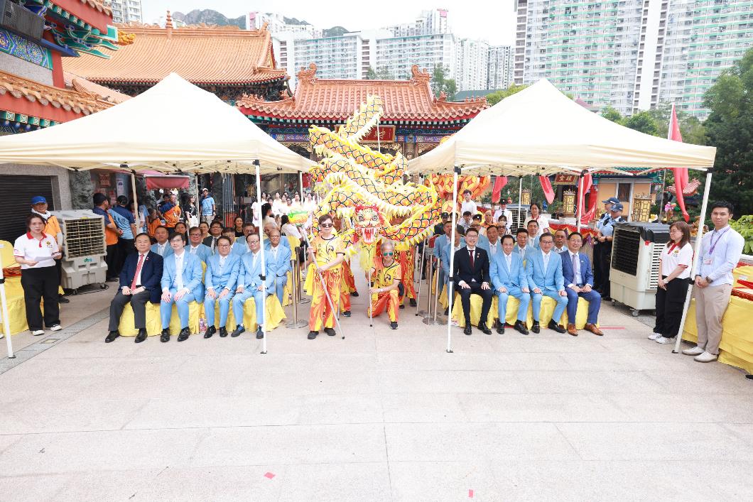 嗇色園屬下可康耆英鄰舍中心的耀龍隊舞金龍與全場嘉賓大合照。