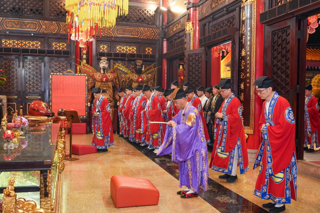 圖一：嗇色園董事兼宗教事務委員會副主席羅錦雄（了修）道長擔任主科法師，率領一眾經生壇啟建「斗姥元君寶誕祈福科儀」。_1