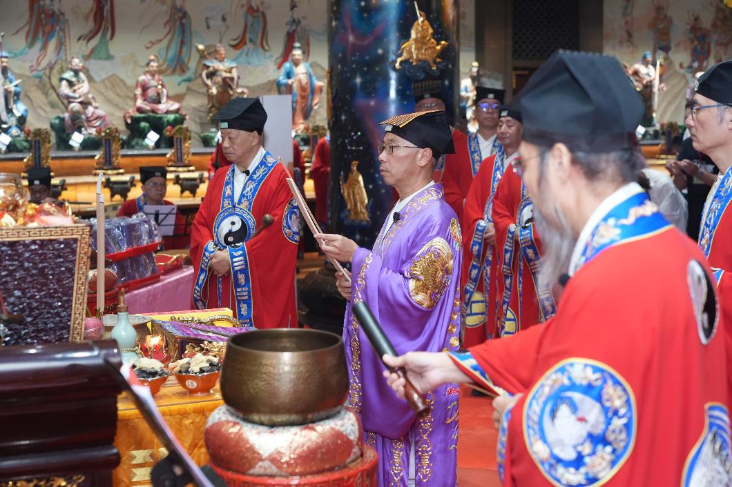 圖一：嗇色園董事兼宗教事務委員會副主席羅錦雄（了修）道長擔任主科法師，率領一眾經生壇啟建「斗姥元君寶誕祈福科儀」。_2