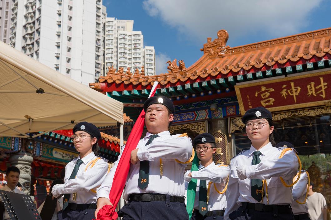 圖一、 嗇色園黃大仙祠今早舉辦國慶升旗禮及開放日開幕禮，由嗇色園護旗隊執行升旗儀式。