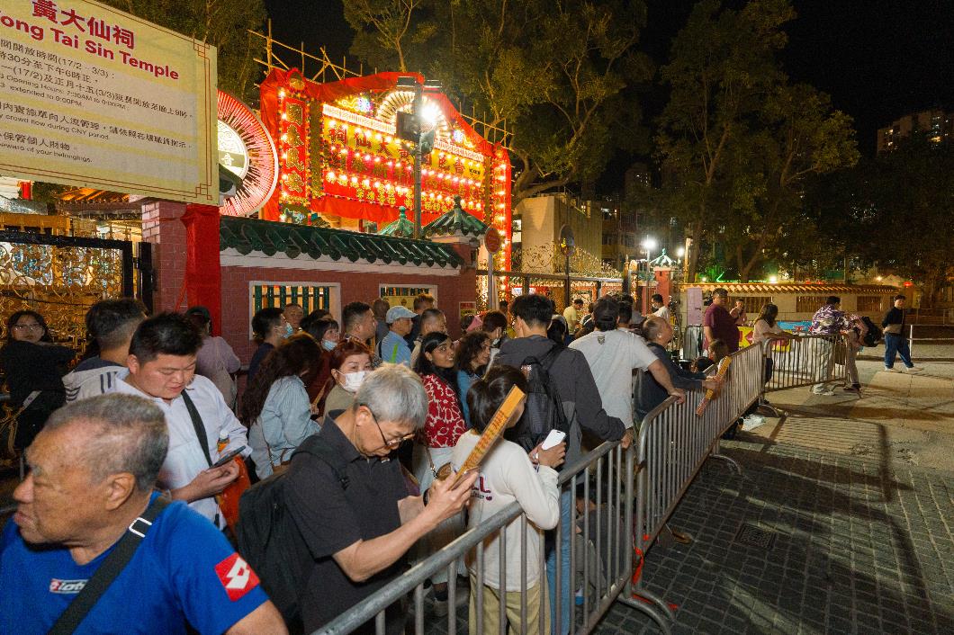 圖一︰除夕夜善信齊集黃大仙祠等待踏入大年初一子夜，向神明上香以表虔誠，祈求新一年平安順遂。