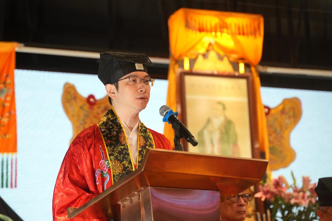 圖一_嗇色園副主席兼教育委員會主席姚嘉棟先生致歡迎辭時表示，開筆禮不僅是嗇色園重要的年度活動，更是國家級非物質文化遺產—「黃大仙信俗」的重要組成部分。