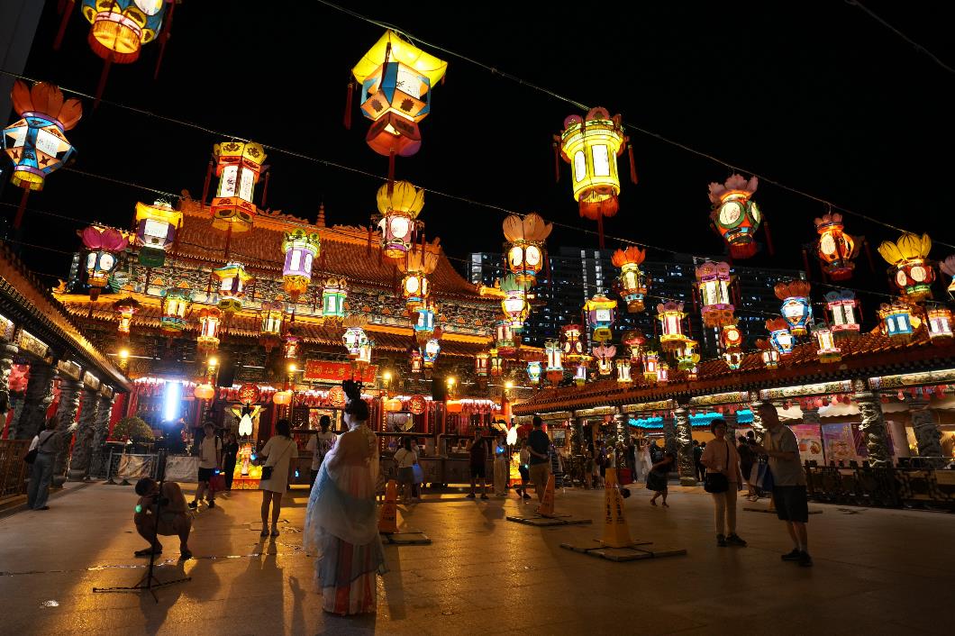 圖一_每逢中秋佳節，黃大仙祠華燈璀璨，吸引大批善信遊人入園歡度中秋。