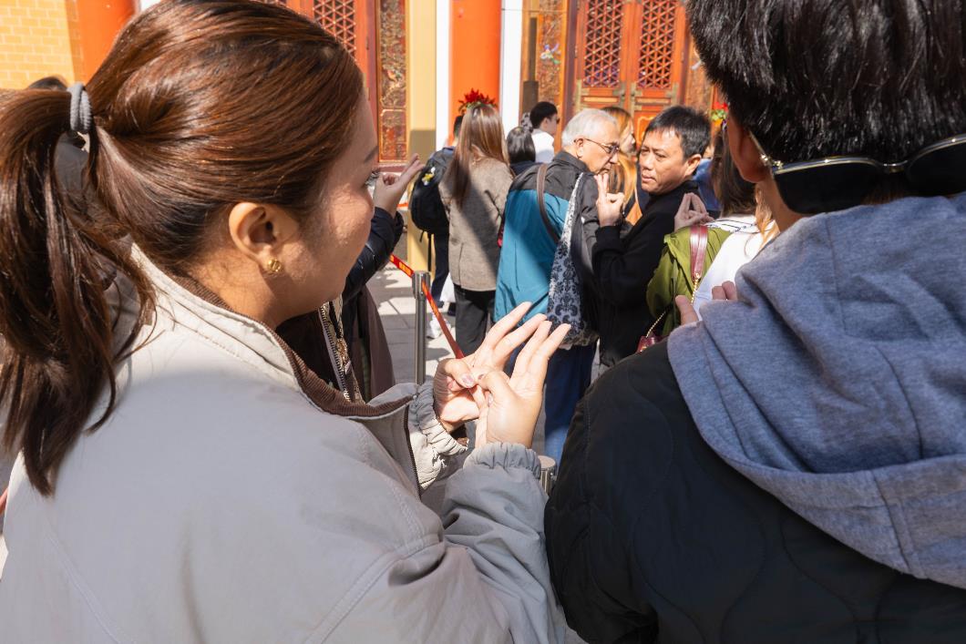 圖七︰善信以「手印」參拜，及親手在所求姻緣對應的金童或玉女像與月老之間的大紅繩上繫上小紅繩_1