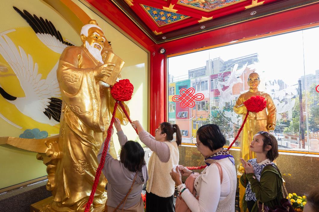 圖七︰善信以「手印」參拜，及親手在所求姻緣對應的金童或玉女像與月老之間的大紅繩上繫上小紅繩_2