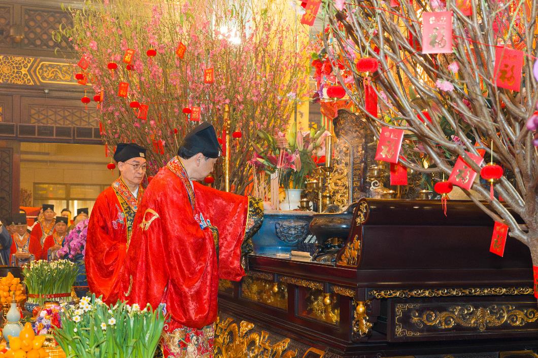 圖七︰嗇色園主席黎澤森(榮知)道長在子夜零時零分，於黃大仙祠大殿敬上第一爐香，與大殿外等候之善信同步奉上頭炷香。