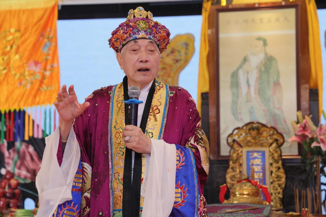 圖七：嗇色園李耀輝監院登壇開示，勉勵學子。