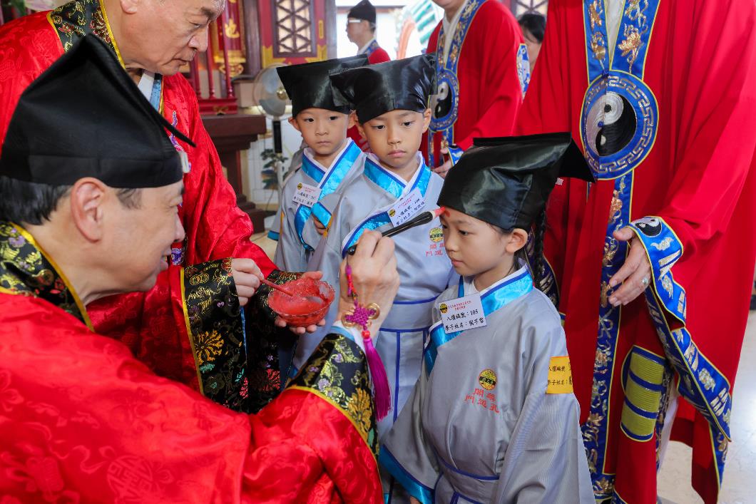 圖七：黎澤森主席於麟閣內為學子以硃砂點痣於額上，寓意為孩童開啟智慧。_2