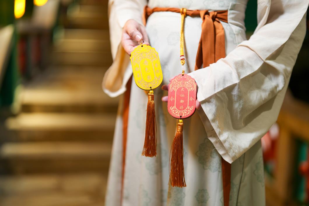 圖七_今年10月6日中秋夜，身穿整套漢服入園，可獲「大仙腰間令牌」一杖。