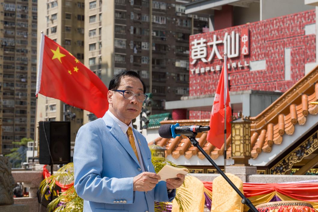圖三. 嗇色園主席黎澤森先生致辭時表示，國家大力推動文化旅遊，本園亦作出積極回應，舉辦『普濟香江中秋綵燈晚會』及國慶黃大仙祠開放日等盛事。