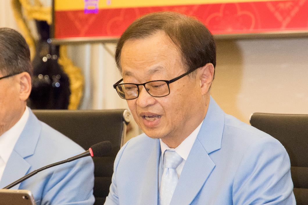 圖三：嗇色園副主席梁宇華先生講解除夕頭炷香以及新春參神安排。