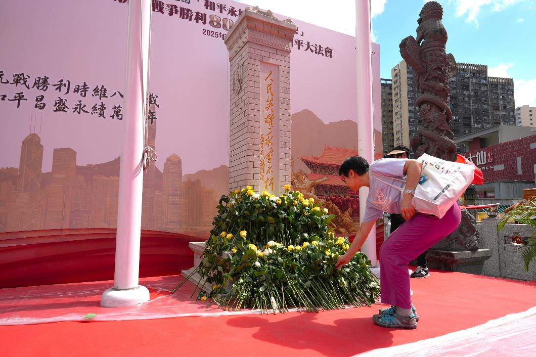 圖三：黃大仙祠升旗台前設置英雄紀念碑及公眾獻花區，早上八時起開放予市民獻花，向烈士英魂鞠躬致敬。