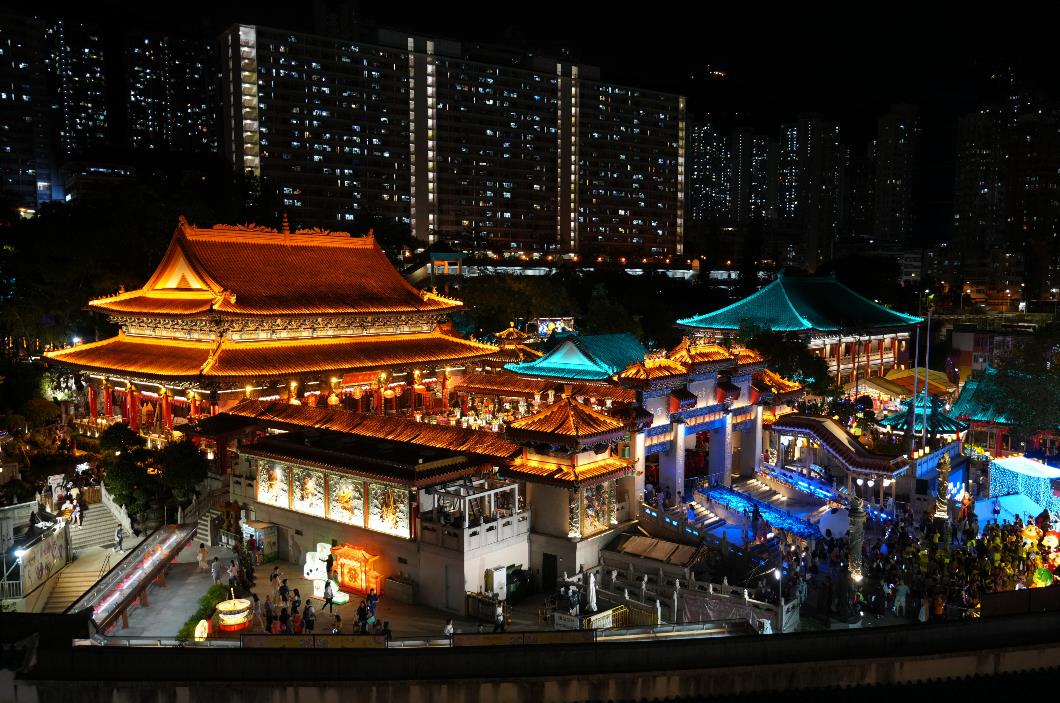 圖三_每年中秋節黃大仙祠均延長晚間開放，以璀璨燈飾照亮獅子山下。