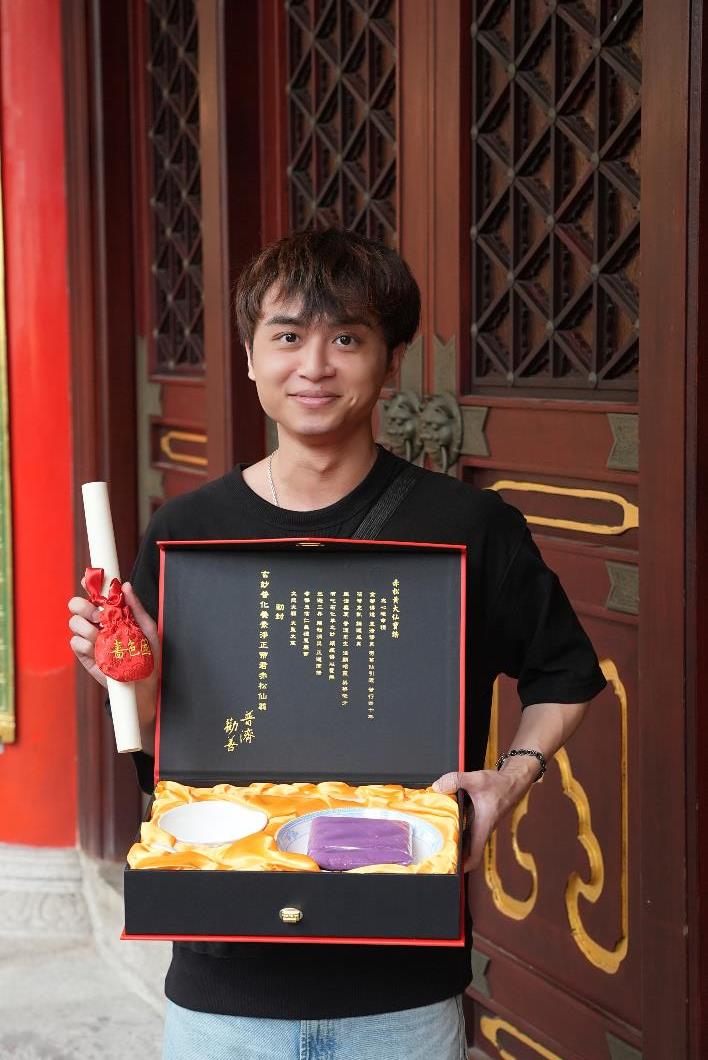 圖九：善信劉先生表示，成為契子女後，亦會如以往一樣行善積德，祈求得到仙師庇佑。