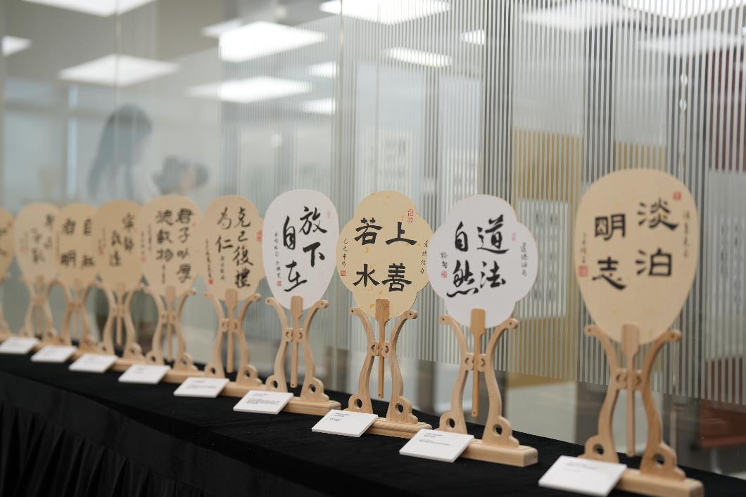 圖九. 學員書法團扇作品。