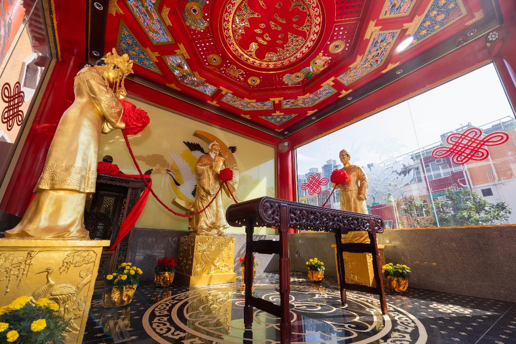 圖九︰新殿兩壁採玻璃外牆設計以加強採光，壁上飾以傳統吉紅如意結，寓意吉祥連連