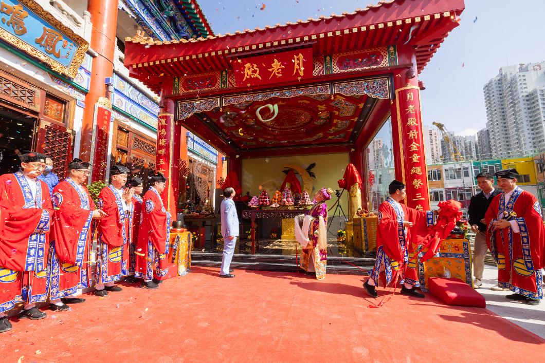 圖二：嗇色園主席黎澤森先生及嗇色園黃大仙祠監院李耀輝（義覺）道長一同主持「月老殿」牌匾揭幕儀式