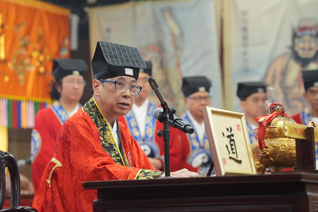 圖二：嗇色園主席黎澤森先生親自登壇開示，以「仙師十訓」勉勵契子女依訓行善。