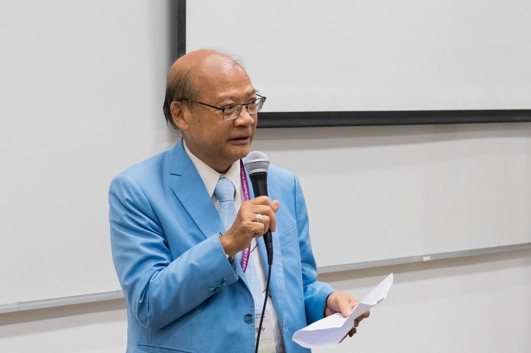 图二︰啬色园董事兼文化委员会主席梁理中先生代表啬色园黄大仙祠监院李耀辉博士，荣誉院士(EdUHK)，MH在开幕式致辞。