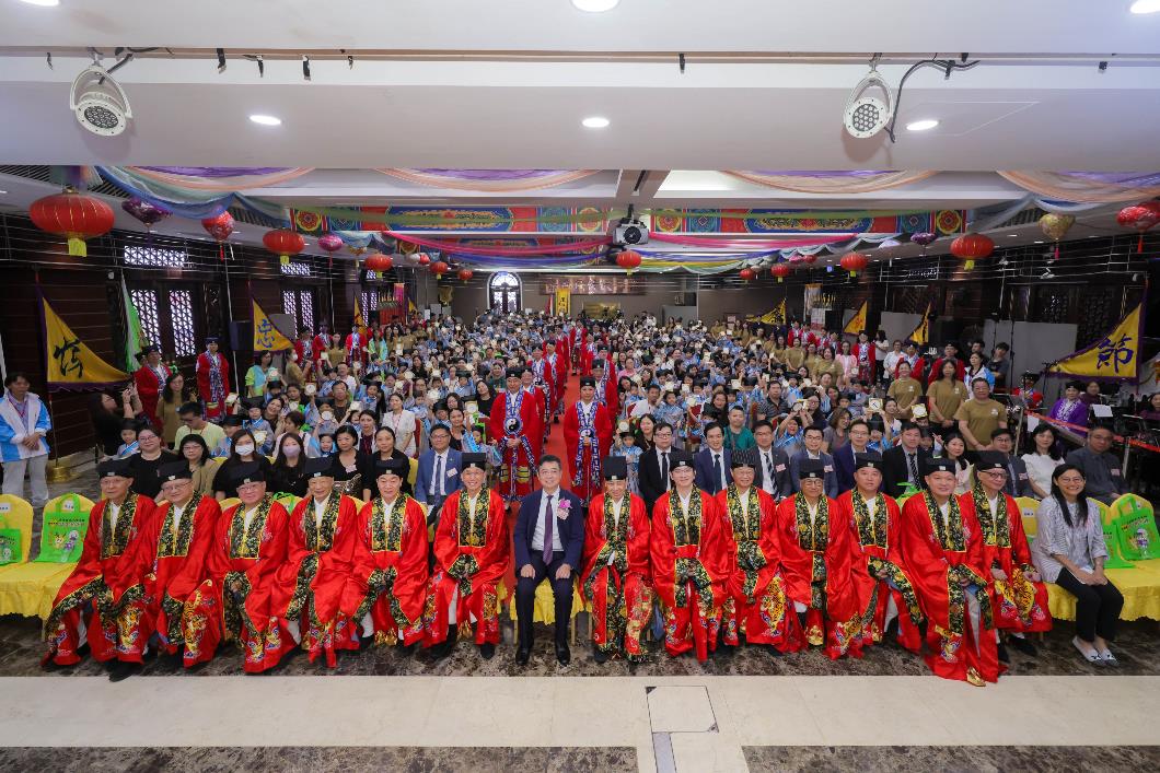 圖二：嗇色園董事會成員及主禮嘉賓劉智鵬教授與一眾學子及家長大合照。