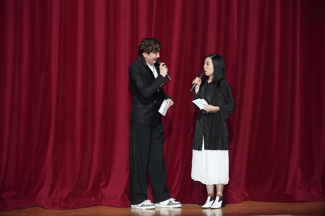 圖二. 綜合匯演邀請知名藝人胡渭康先生伙拍本園職員任司儀，其生動的口才令節目生色不少。