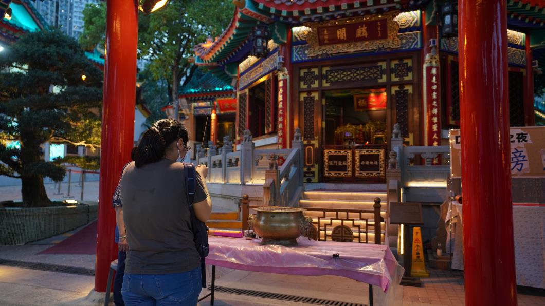 圖二. 考生們在黃大仙祠麟閣向孔聖先師上香參拜，祈求取得佳績。