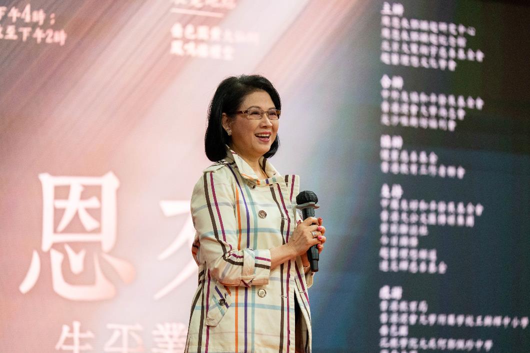 圖二︰超藝理想文化學會會長陳復生女士感謝嗇色園借出場地，令更多市民可以觀展。