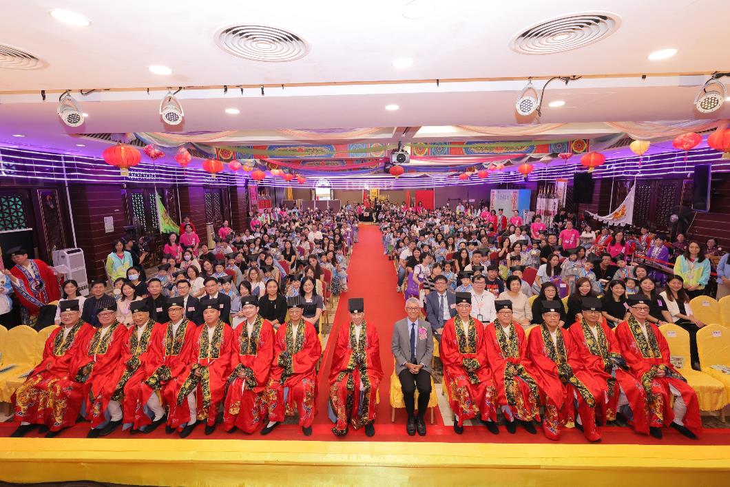 圖二_嗇色園董事會成員、主禮嘉賓陳守仁教授與一眾學子和家長大合照。