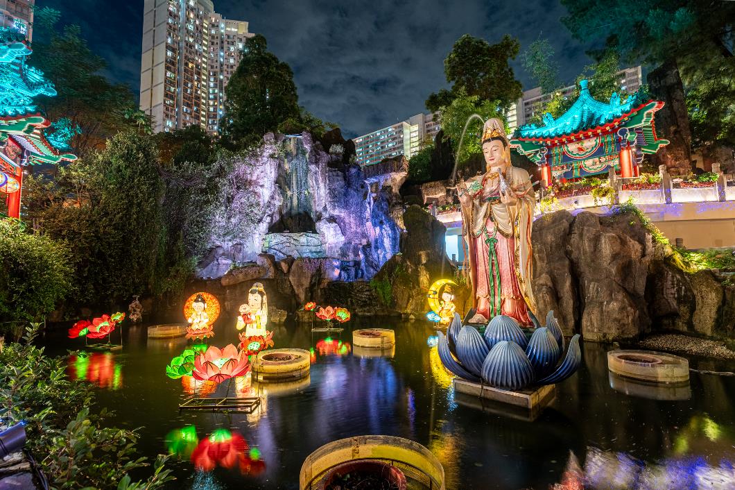 圖二_花燈飄散於黃大仙祠從心苑內的池塘之上，與波光互相映照，甚具特色。