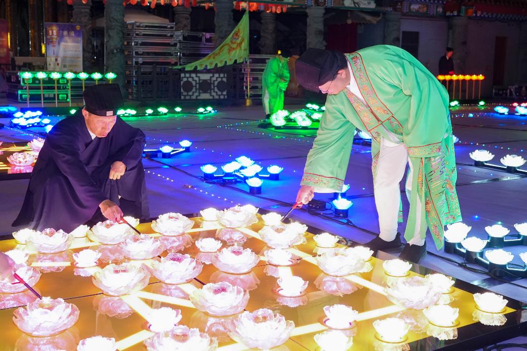 圖五：主科法師帶領一眾經生點亮「祈福燈陣」星燈。