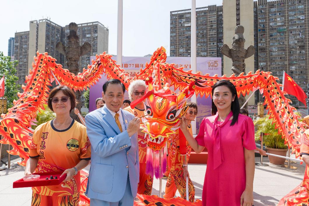 圖五. 嗇色園主席黎澤森先生與黃大仙民政事務專員賀穎君太平紳士一同為金龍點晴。