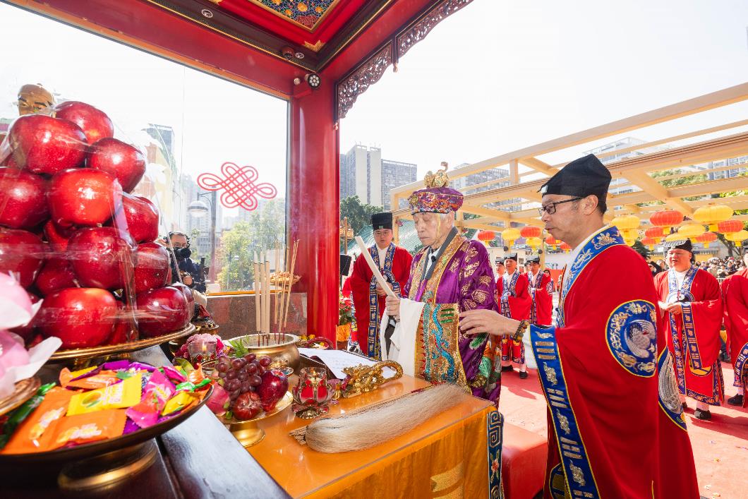 圖五：嗇色園黃大仙祠監院李耀輝（義覺）道長率領一眾黃大仙祠經生主持「月老殿揭幕開光科儀」