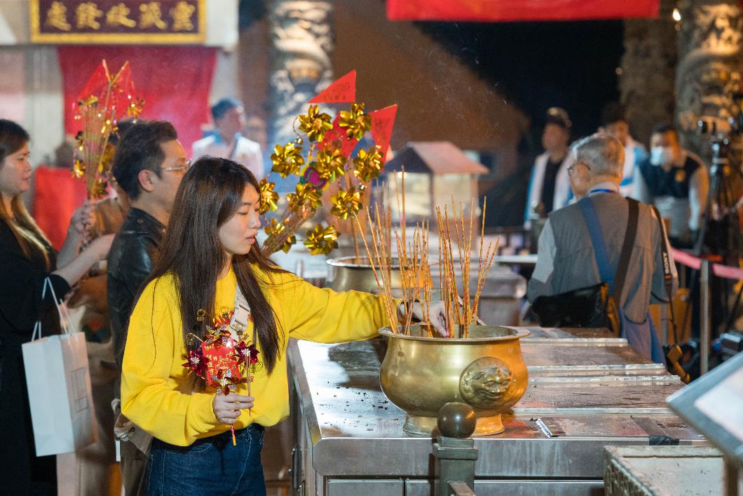 圖五︰在新年誠心向黃大仙師敬上的第一炷香，便是頭炷香。