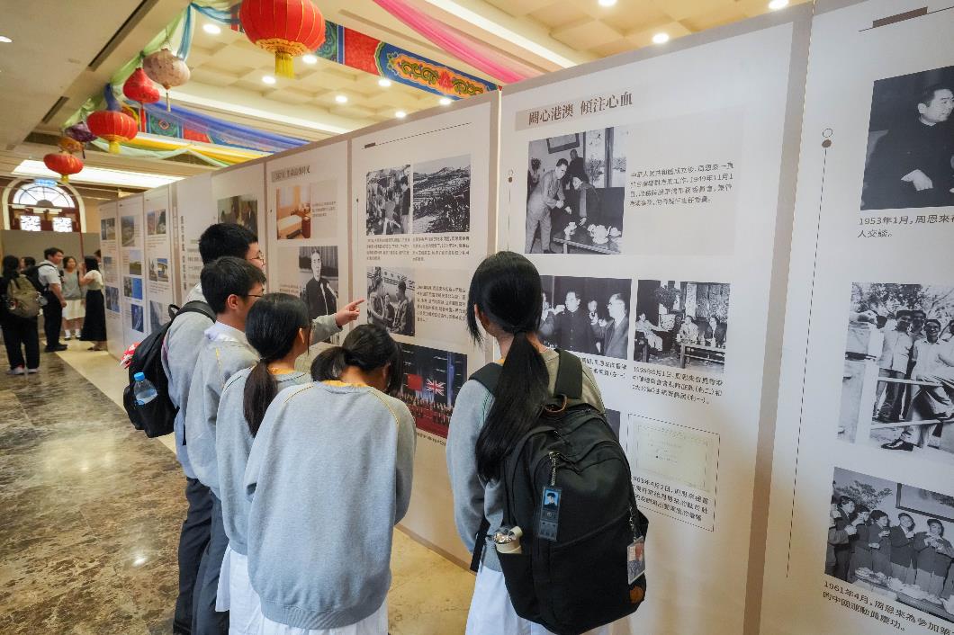 圖五︰學生透過觀展以了解周思來生平及貢獻，有助加深了解國情。