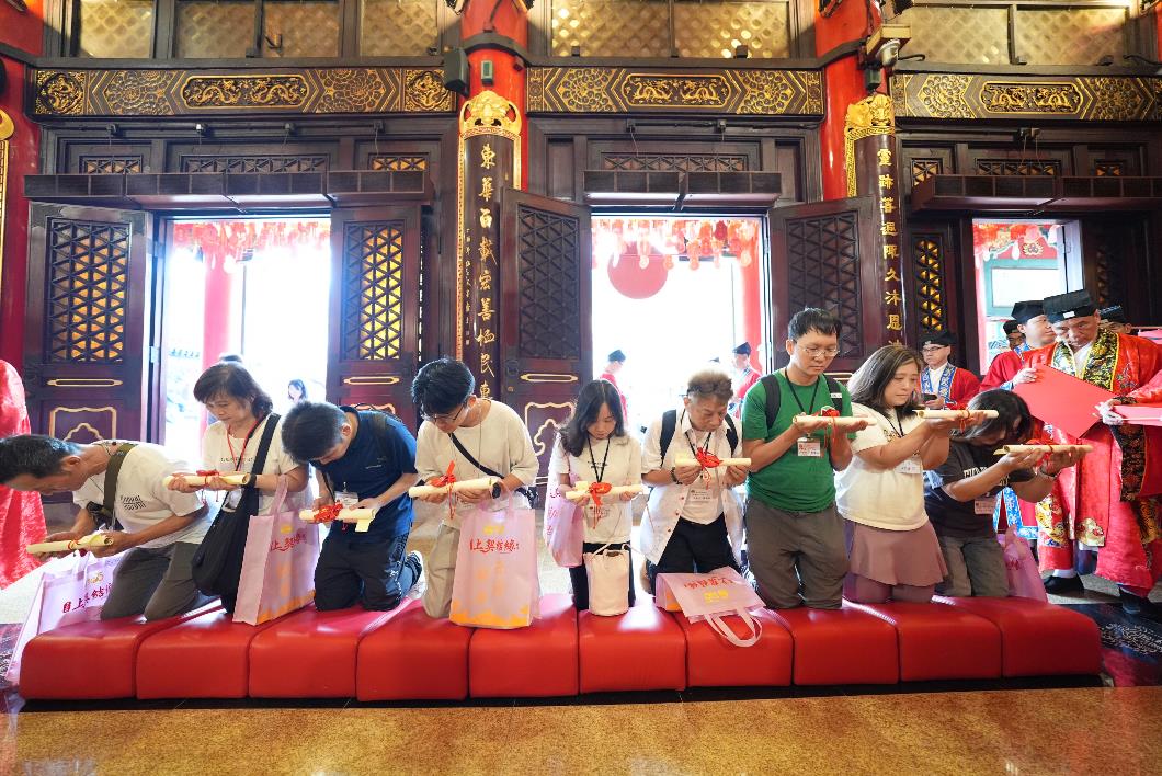 圖五：眾契子女親領黃大仙師上契信物及福物。