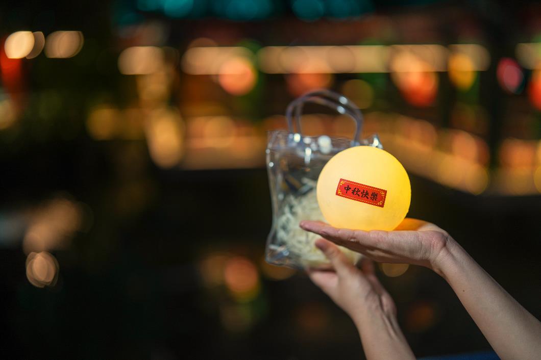 圖五_今年的迎月夜、中秋節及追月夜剛好配合周末，10月4日至7日晚上入場，可獲「打包外送月球」一個，打卡一流。