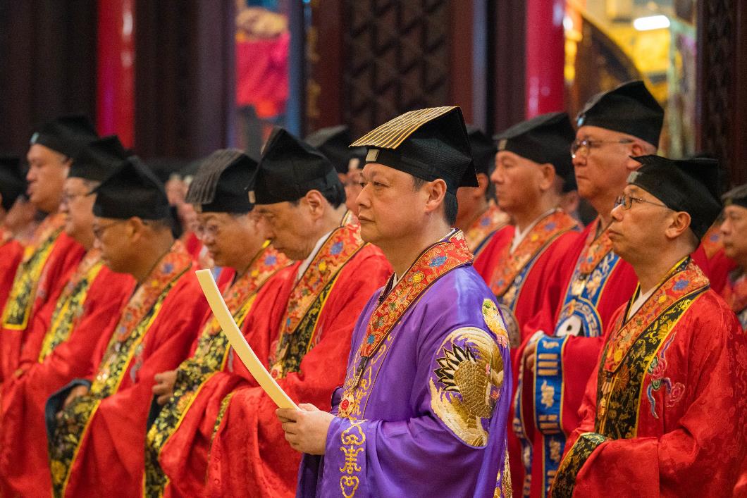 圖八︰嗇色園宗教事務委員會主席余大業(毅知)道長，於黃大仙祠大殿內主持奉香科儀。