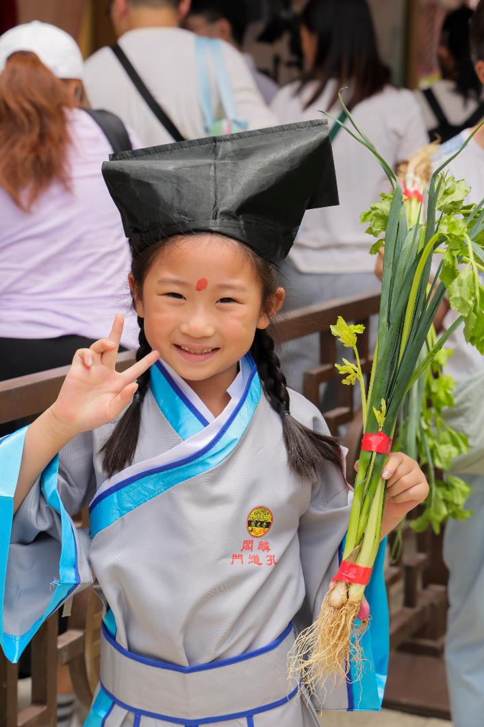 圖八：學子接過「蔥芹蒜」，寓意聰明勤力，學有所成。
