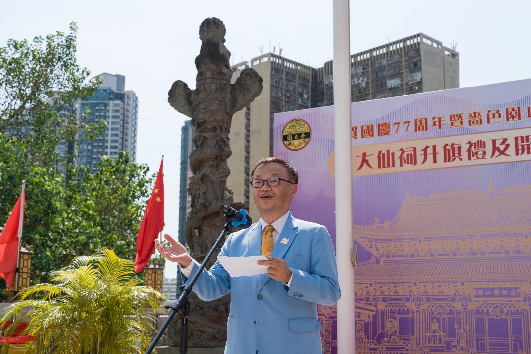 圖六. 嗇色園副主席兼物業管理委員會主席梁宇華先生致辭時，開放日舉辦已超過十年，每年公眾藉此近距離參拜眾仙聖、欣賞殿內精緻裝潢，進一步了解黃大仙祠歷史與文化。
