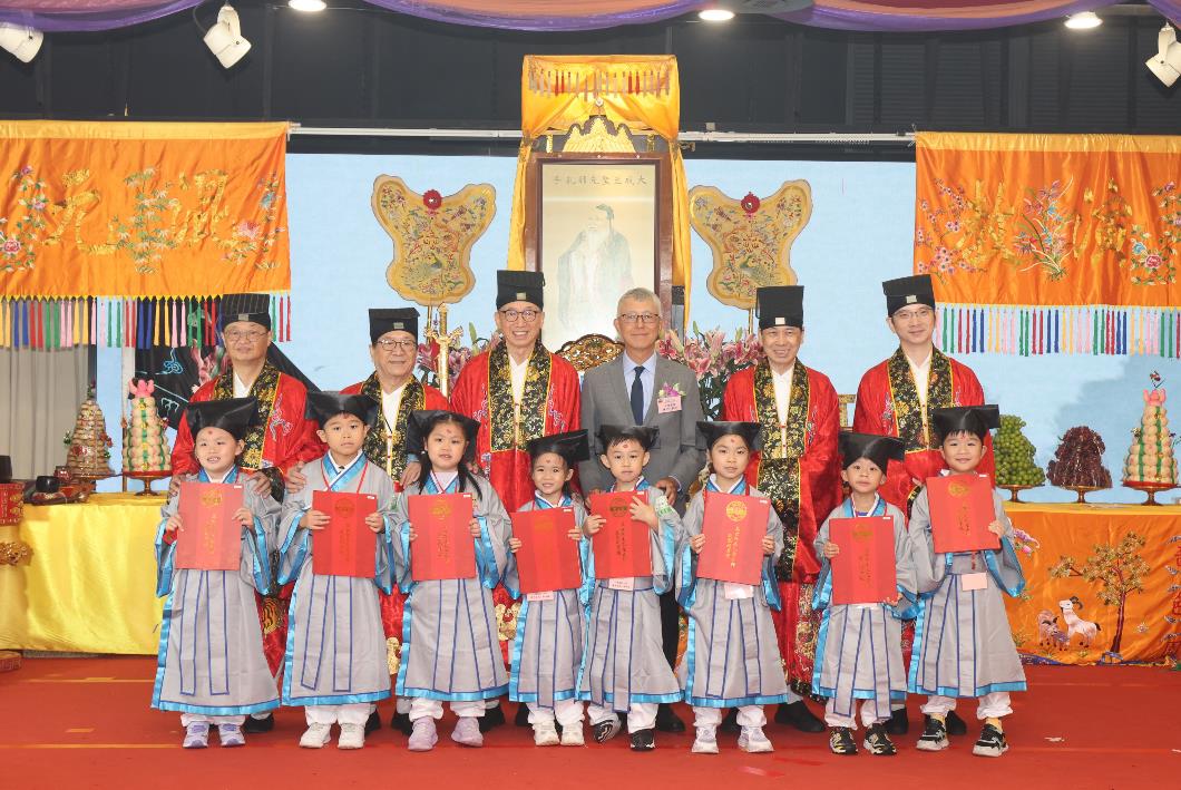 圖六：學子獲主禮嘉賓及嗇色園董事會成員頒贈證書。