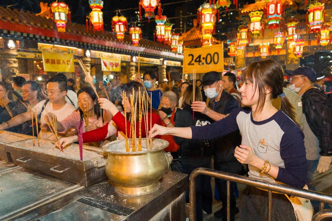 圖六：踏入零時零分，善信向黃大仙師敬香，齊心祈求新一年身心康泰。